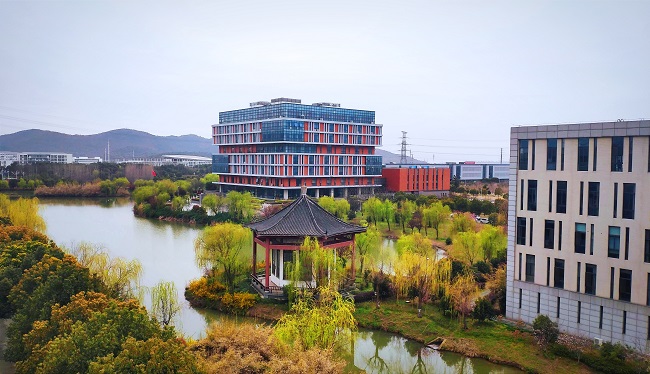 何易-春满我院.jpg